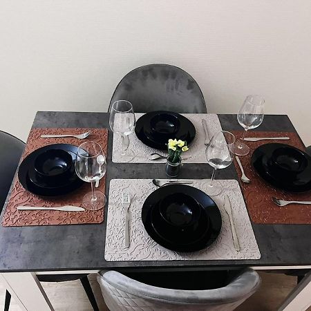 Logement Entier Chambre+Salon + Jardin & Terrasse Лез Улис Екстериор снимка