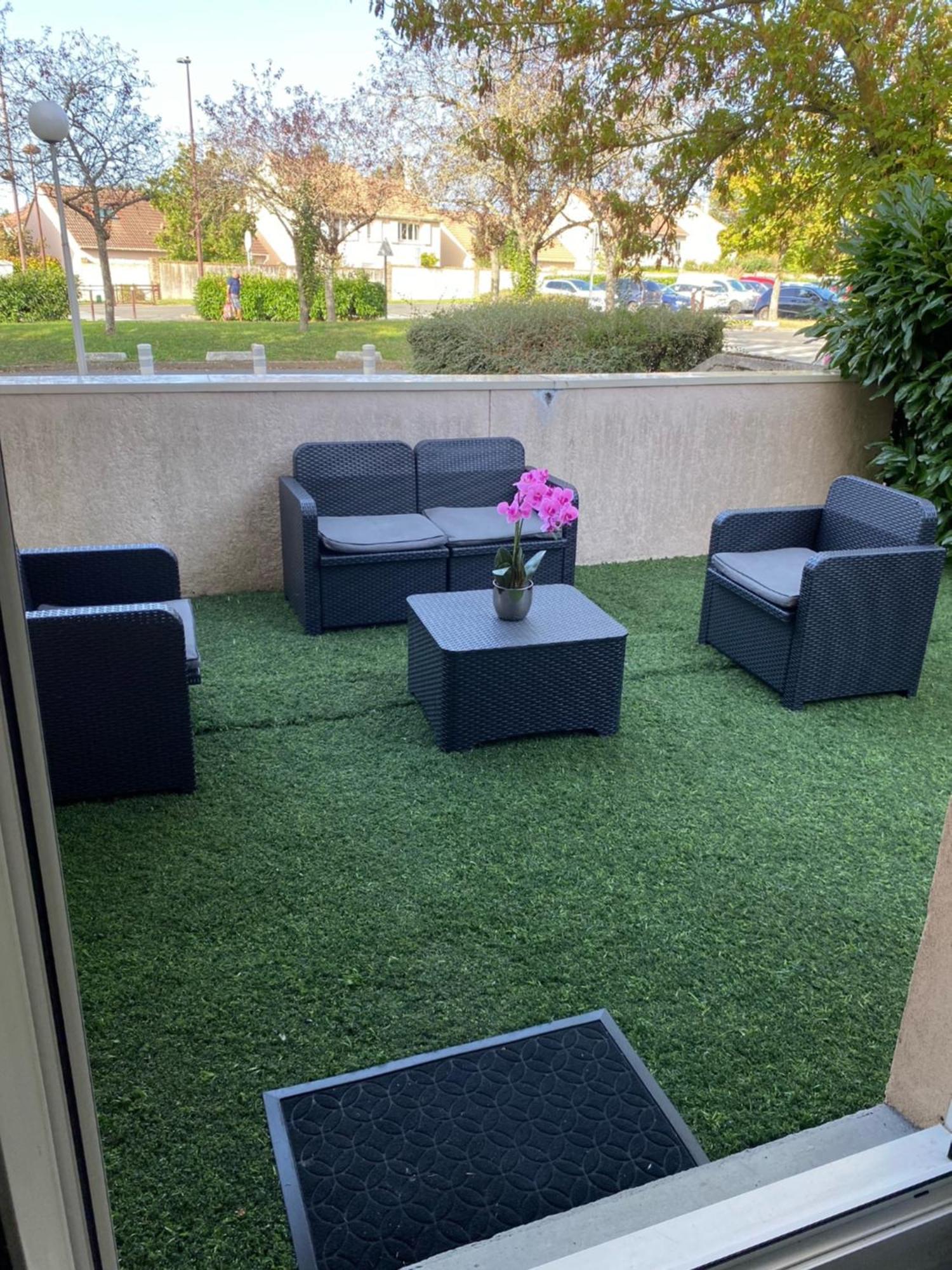Logement Entier Chambre+Salon + Jardin & Terrasse Лез Улис Екстериор снимка